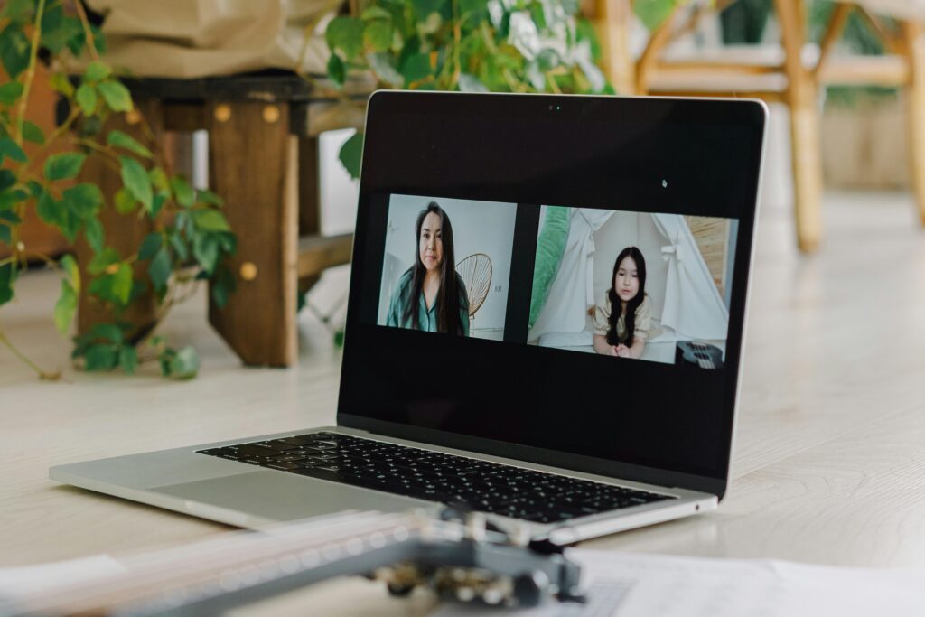 Stay connected with your love one[Solo travel safety tips] 